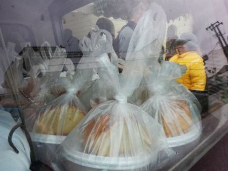 Εστειλαν σάπια τρόφιμα σε άπορους στη Μακεδονία