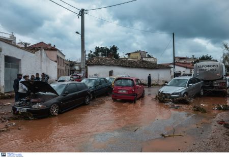 Σοβαρά προβλήματα από τις βροχές σε Μάνδρα Αττικής και Ζάκυνθο
