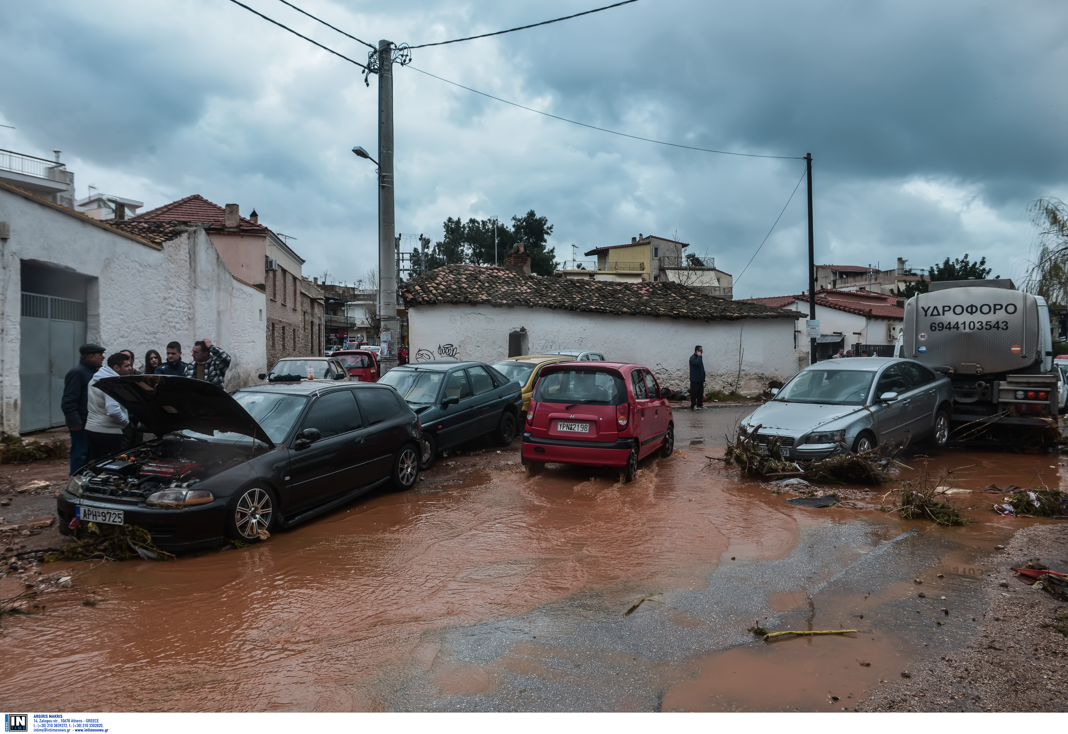 Σοβαρά προβλήματα από τις βροχές σε Μάνδρα Αττικής και Ζάκυνθο