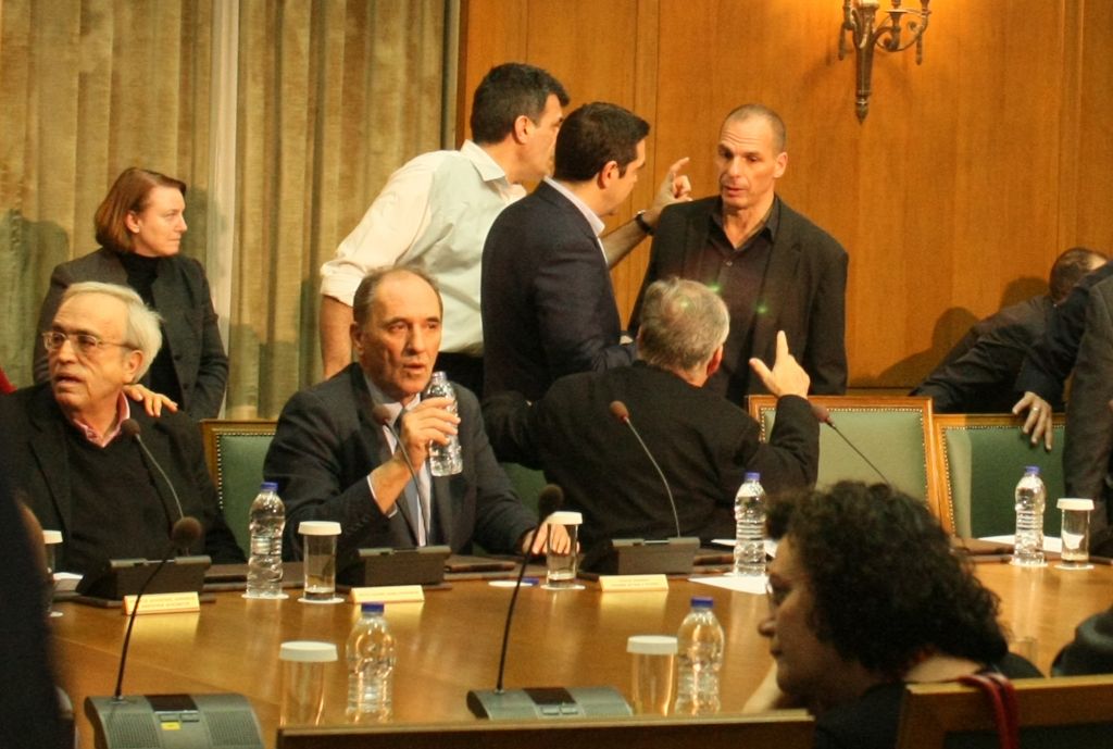 Μεταξύ αισιοδοξίας και χρεοκοπίας