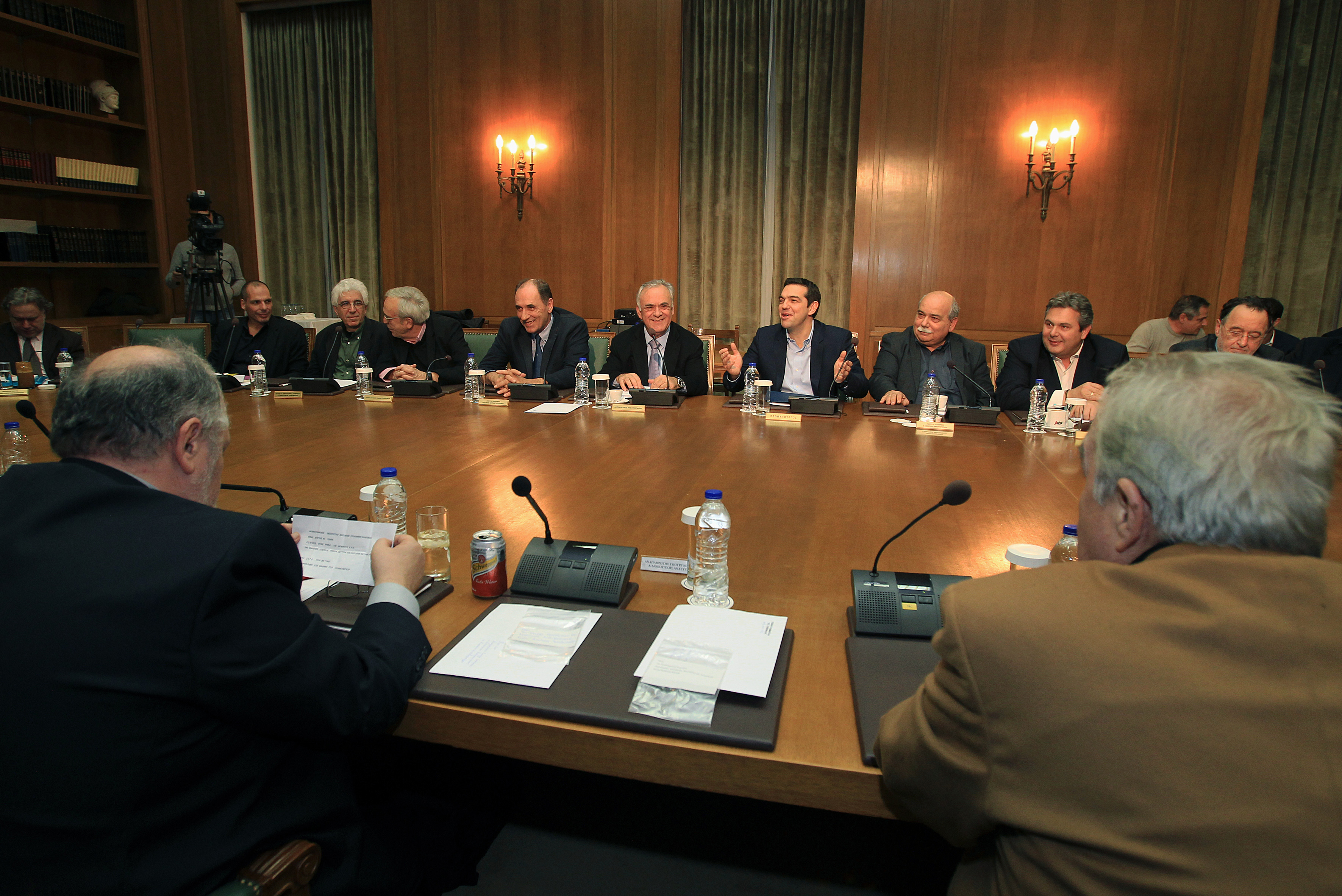 Κυβέρνηση και χώρα επί ξύλου κρεμάμενες