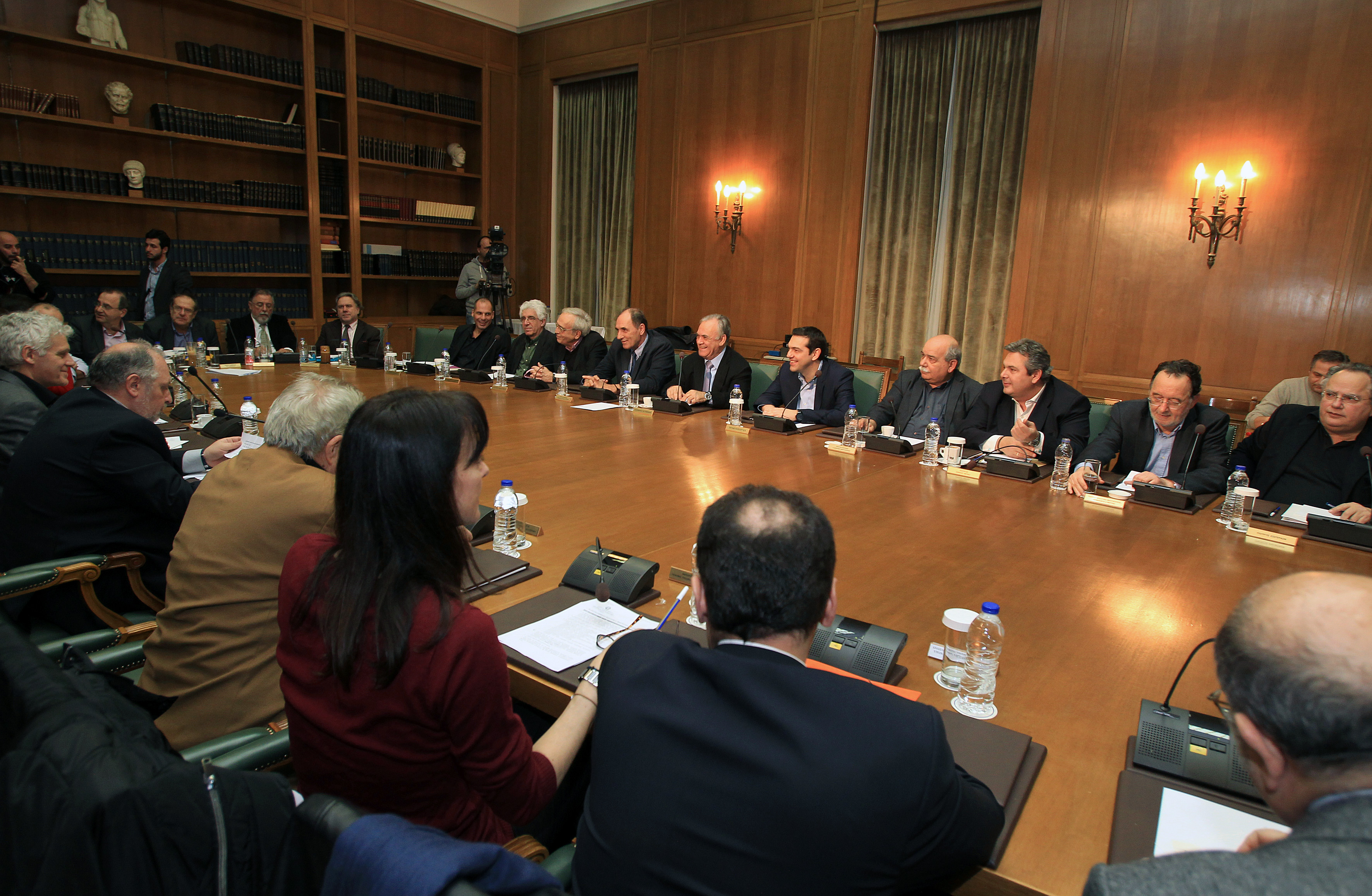 Συνεδριάζει στις 17:00 το υπουργικό συμβούλιο υπό τον Αλέξη Τσίπρα για μέτρα, δημοψήφισμα και επικοινωνιακή τακτική
