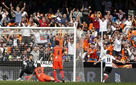 Νίκησε και παραμένει σε τροχιά Champions League η Βαλένθια