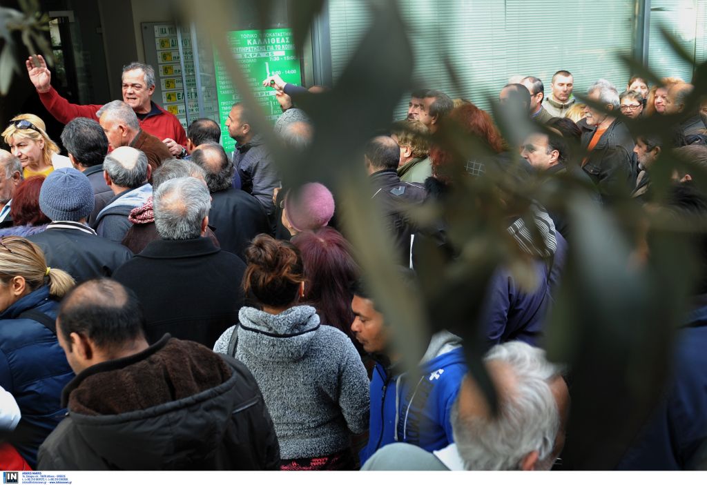 Στρατούλης: Αμεσα μέτρα για να εκλείψουν οι ουρές στο ΙΚΑ