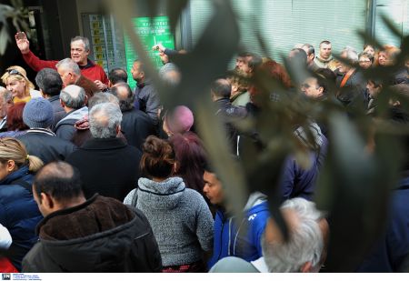 Στρατούλης: Αμεσα μέτρα για να εκλείψουν οι ουρές στο ΙΚΑ