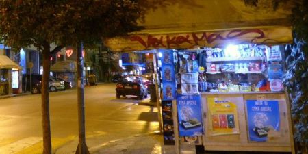 ΙΧ καρφώθηκε σε περίπτερο στην παραλιακή, τραυματίας ο υπάλληλος