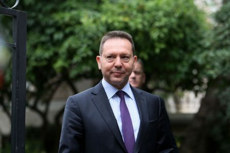 Πολιτική αστάθεια και capital controls παραλύουν την οικονομία