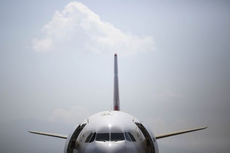 Σκληρό πόκερ για τα αεροδρόμια