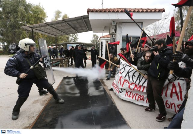Κόρινθος: Ένταση με μετανάστες που ανέβηκαν στη στέγη του κέντρου κράτησης