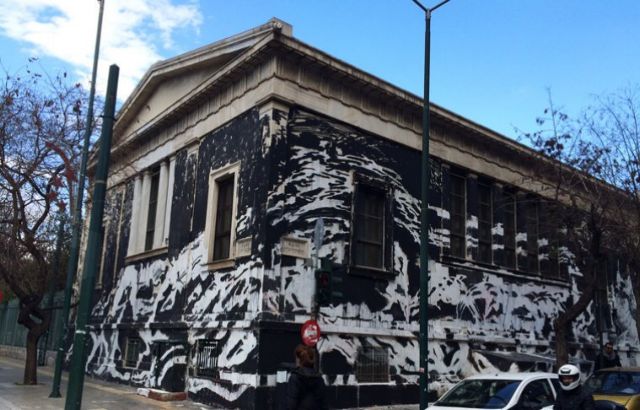 Κατεπείγουσα εισαγγελική έρευνα για το γκράφιτι στην πρόσοψη του ΕΜΠ