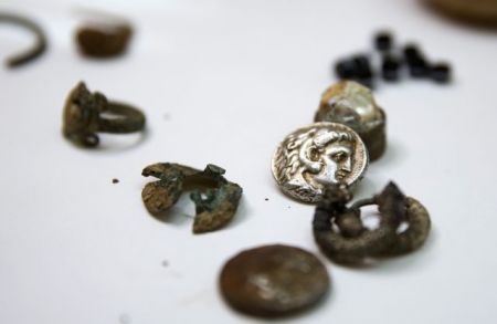 Ισραήλ: Θησαυρός από την εποχή του Μ.Αλεξάνδρου εντοπίστηκε σε σπήλαιο