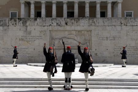 Der Spiegel: «Φέρτε τον ψυχίατρο» για τους έλληνες