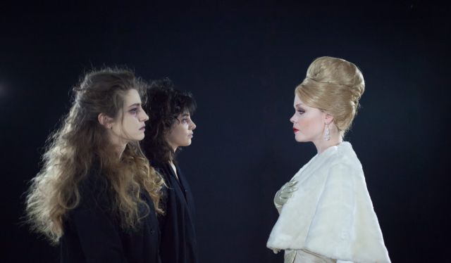 «Δούλες» στο υπόγειο