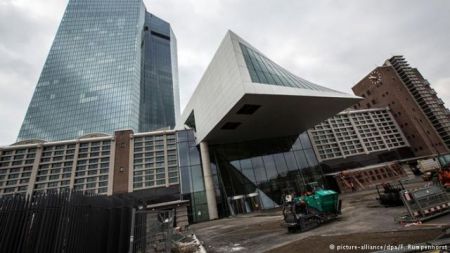 Deutsche Welle: Φιλόδοξο το πρόγραμμα της ΕΚΤ με υψηλό ρίσκο