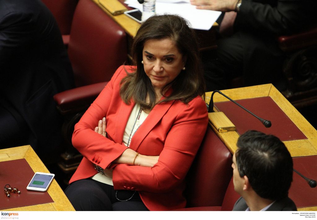 Εξοργισμένη η Ντόρα Μπακογιάννη με την Ζωή Κωνσταντοπούλου