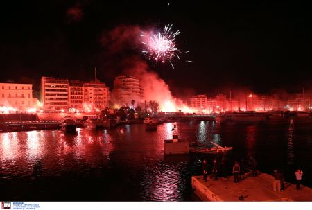 Κόκκινος ο Πειραιάς στα 90ά γενέθλια του «Θρύλου»