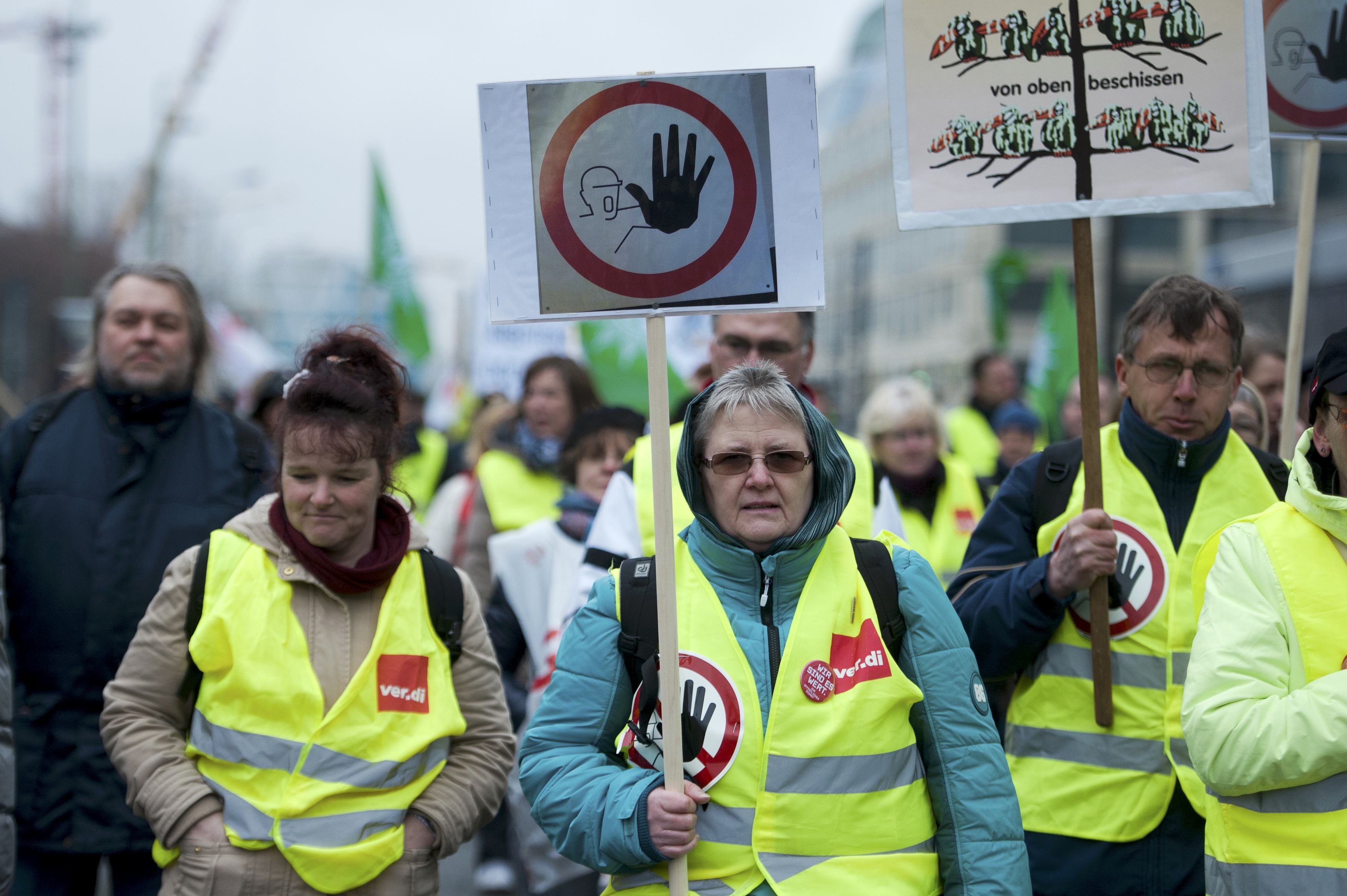 Με απεργία διαρκείας απειλούν τα γερμανικά συνδικάτα