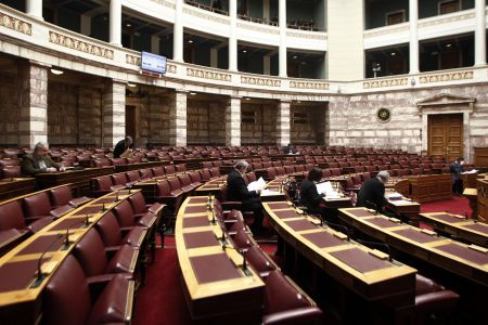 «Ναι» επί της αρχής στο νομοσχέδιο για την ανθρωπιστική κρίση