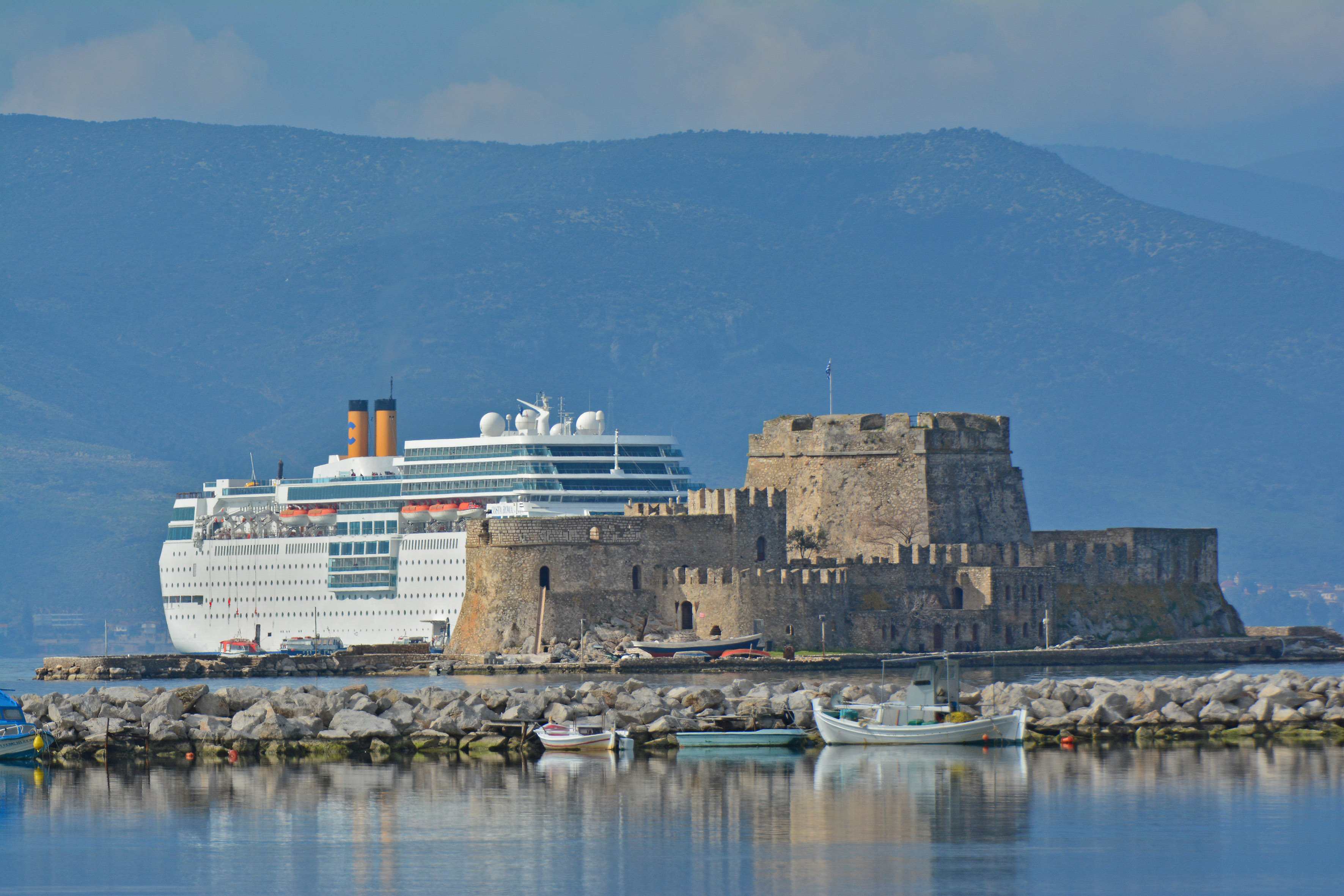 Τράπεζα της Ελλάδας: Στα €13,4 δισ. τα έσοδα από τον τουρισμό το 2014