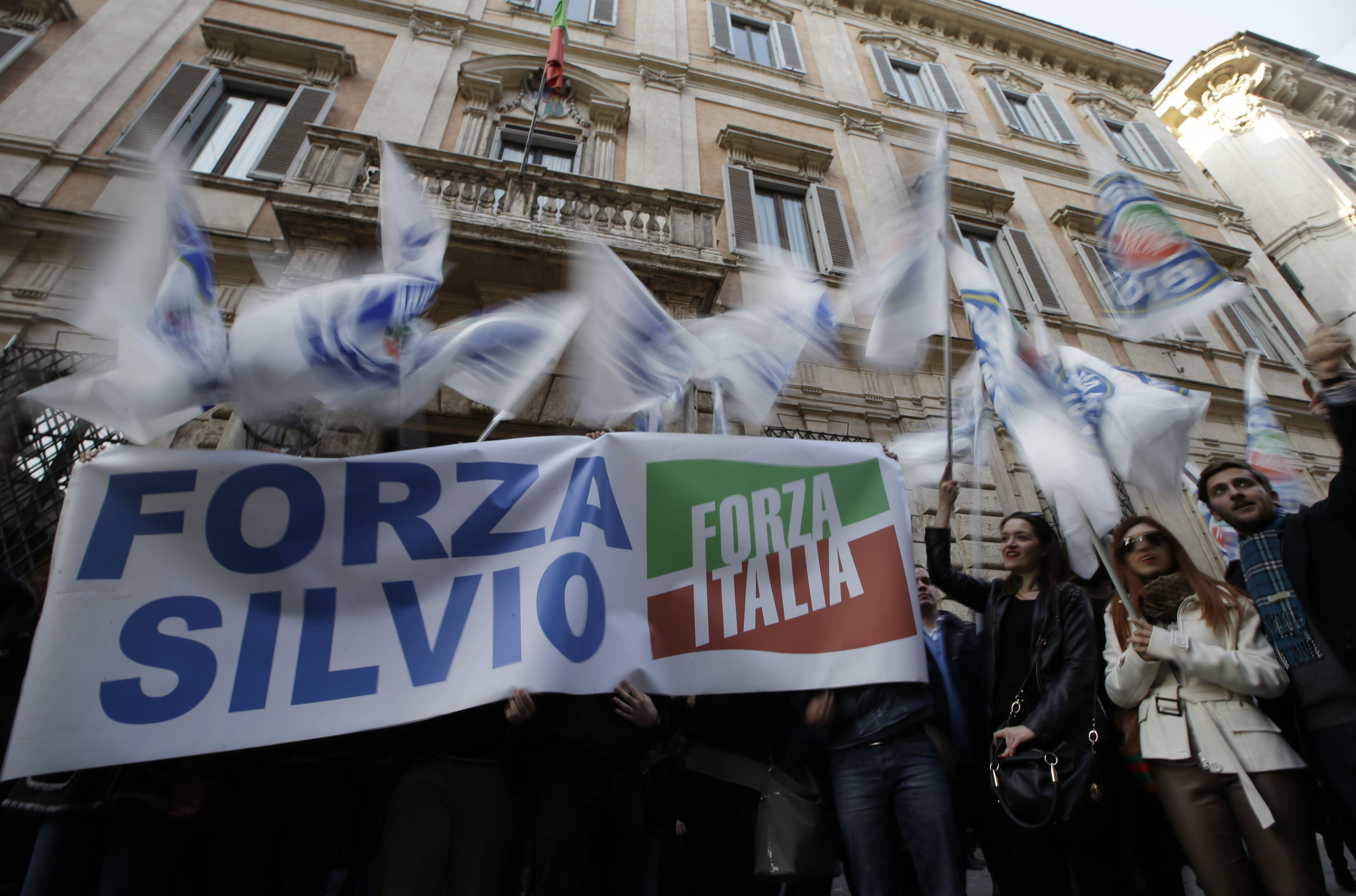 Φιέστα Μπερλουσκόνι μετά την αθώωση: επιστρέφω για να βάλω τάξη