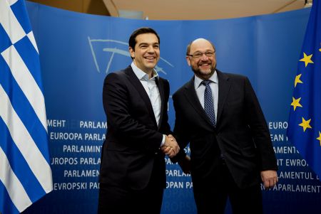 Σουλτς προς Τσίπρα: Αποδεχθείτε ότι θέλουμε να σας βοηθήσουμε