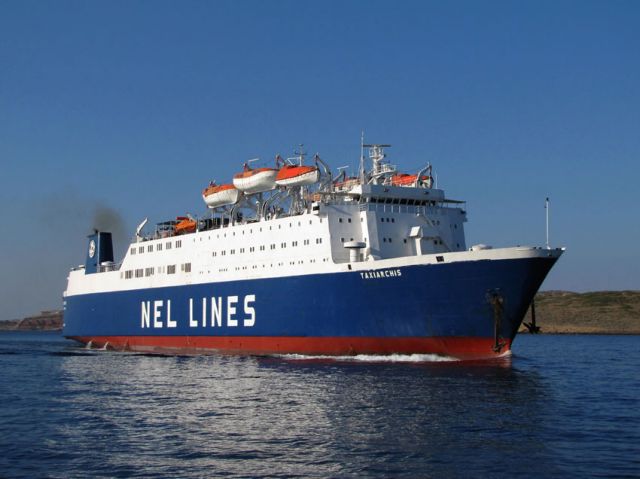 Λύνει κάβους ο επιβατηγό – οχηματαγωγό πλοίο «Ταξιάρχης»