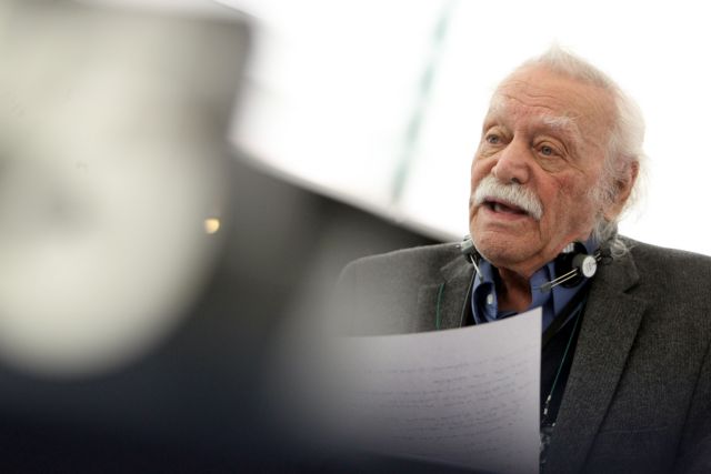 Γλέζος: «Χρέος της Ελλάδας είναι να υπερασπίσει τους πολίτες της»