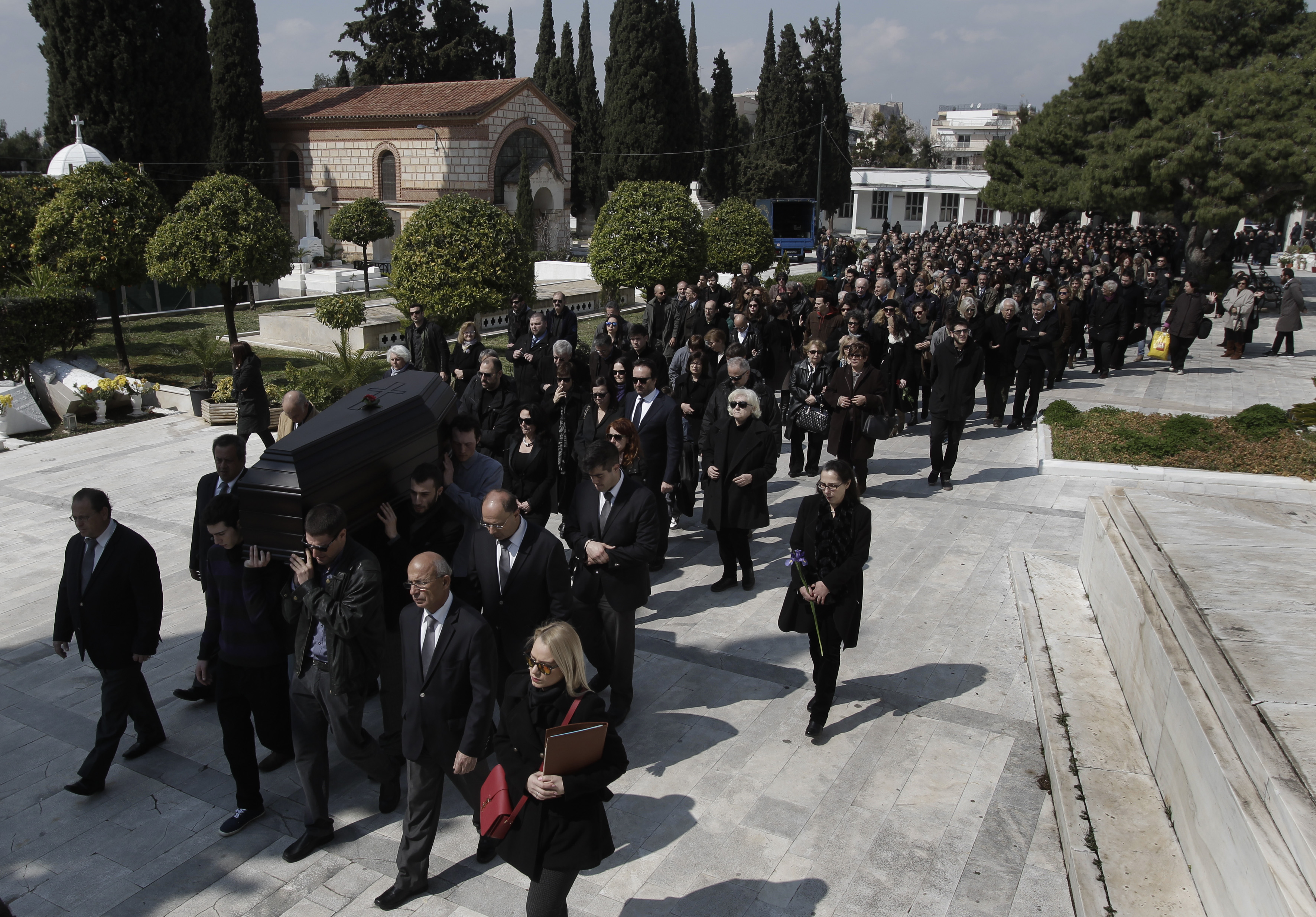 Mε λούλουδια και χειροκρότημα το τελευταίο αντίο στον Διαγόρα Χρονόπουλο