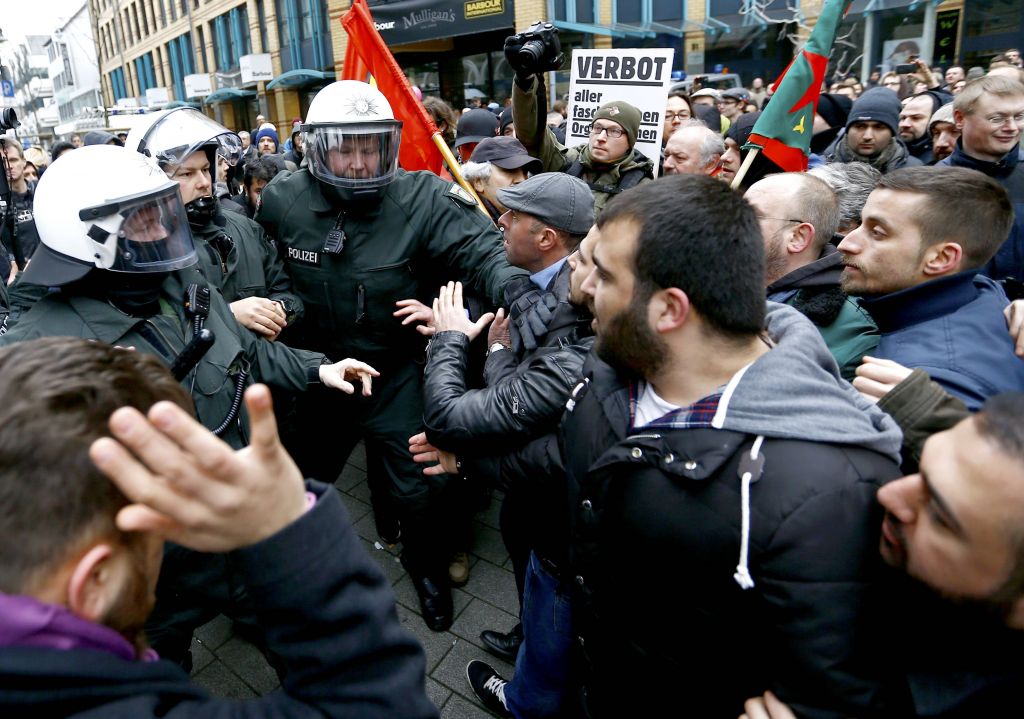 Σαλαφιστές, ακροδεξιοί, χούλιγκαν, Pegida και αντιναζί στους δρόμους του Βούπερταλ