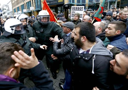 Σαλαφιστές, ακροδεξιοί, χούλιγκαν, Pegida και αντιναζί στους δρόμους του Βούπερταλ