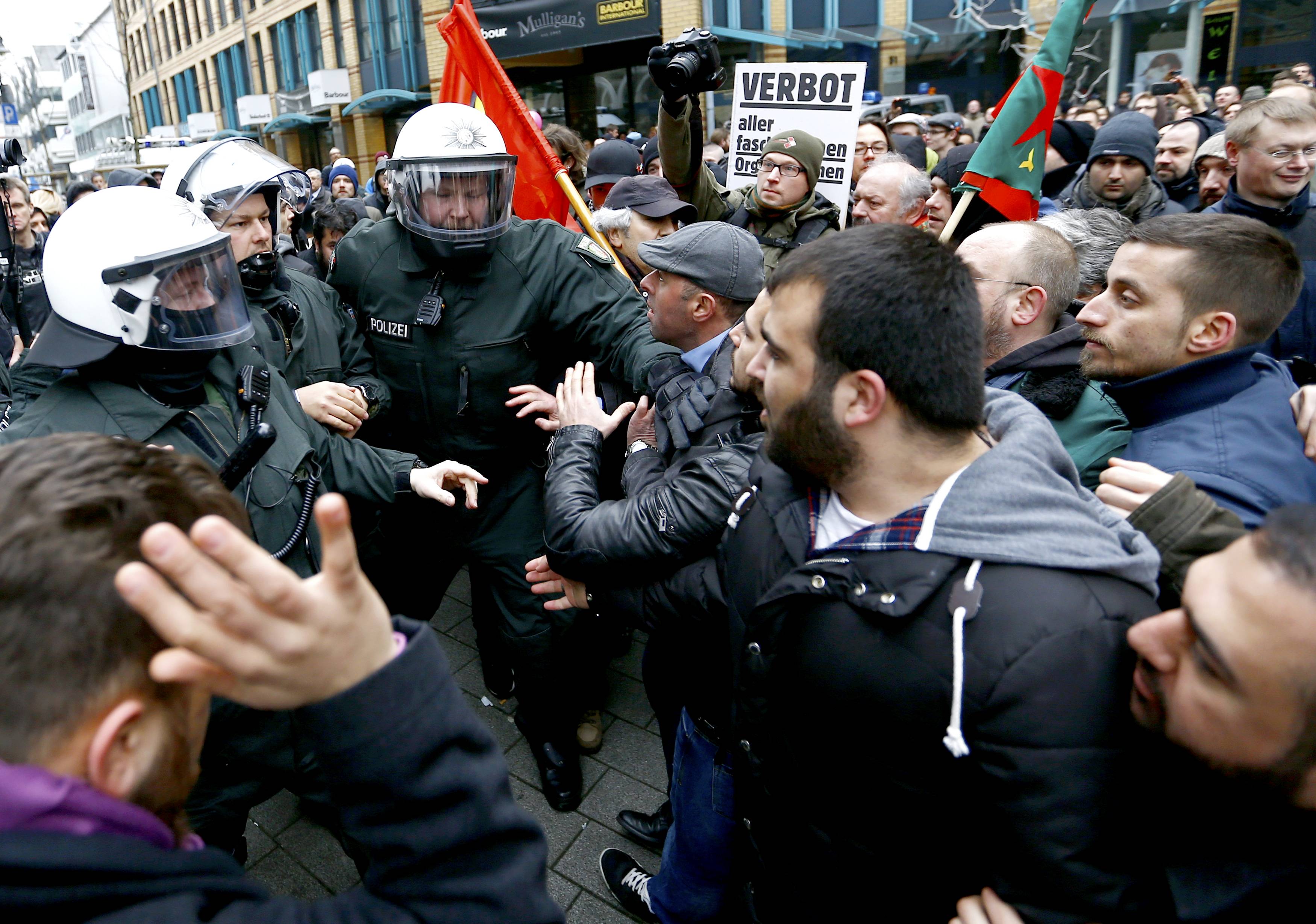 Σαλαφιστές, ακροδεξιοί, χούλιγκαν, Pegida και αντιναζί στους δρόμους του Βούπερταλ
