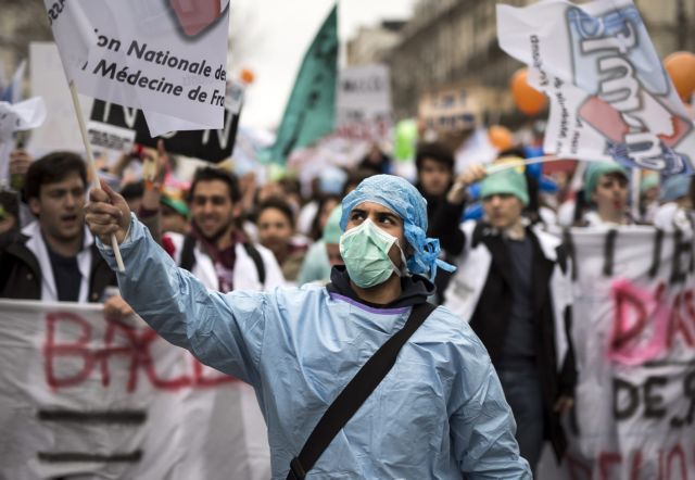 Παρίσι: Ξεσηκώθηκαν γιατροί και νοσηλευτές κατά της κυβέρνησης Ολάντ