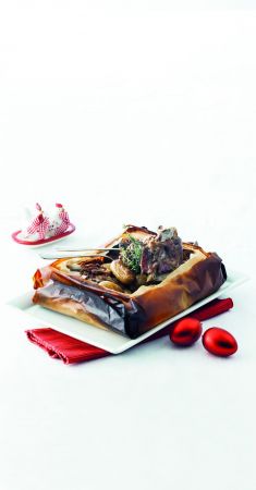 Αρνάκι στη λαδόκολλα με πατάτες και πικάντικη γραβιέρα