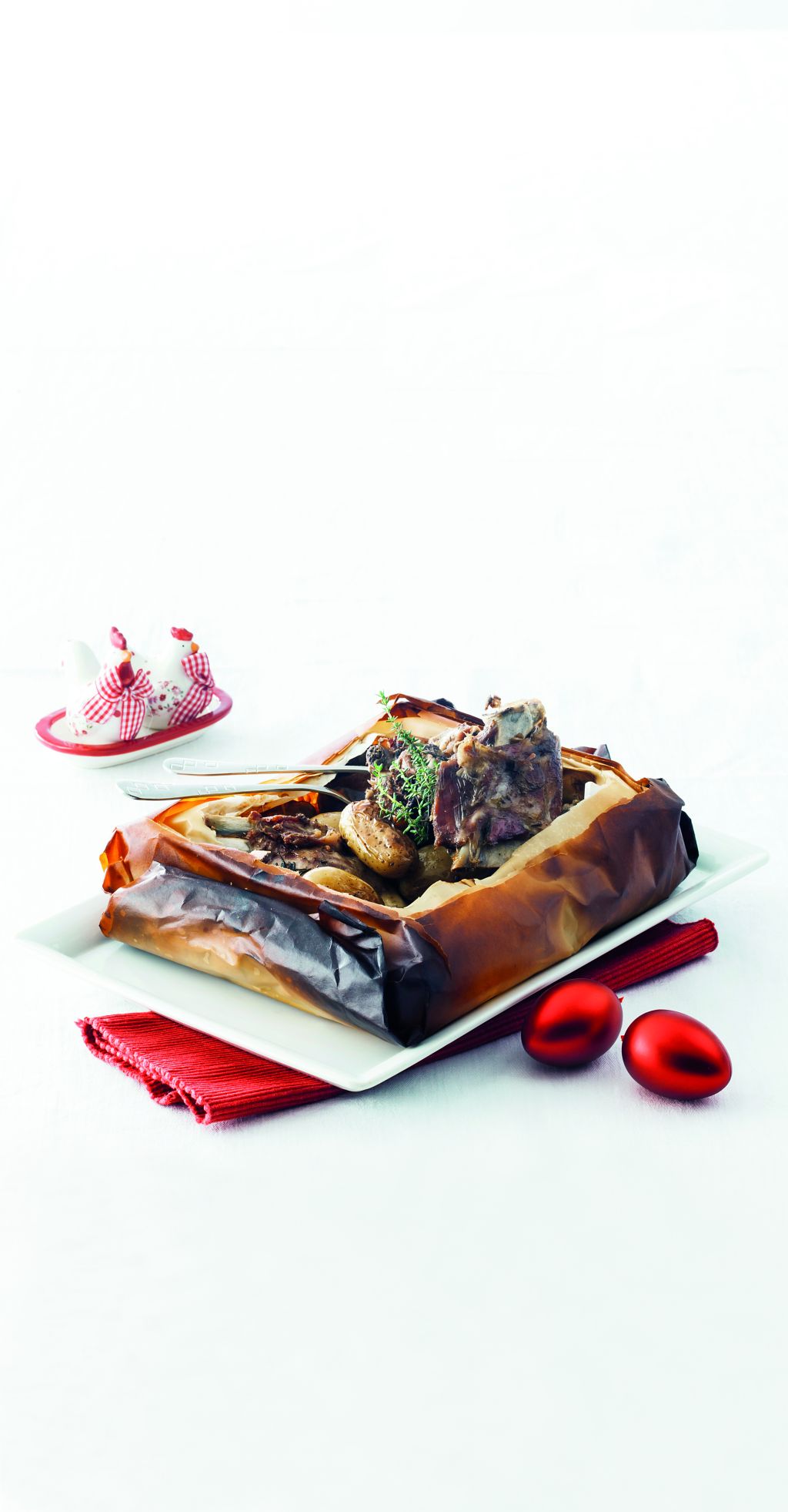 Αρνάκι στη λαδόκολλα με πατάτες και πικάντικη γραβιέρα