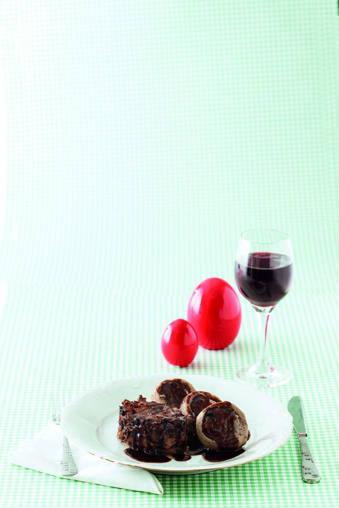 Κατσίκι σιγομαγειρεμένο με γεμιστές αγκινάρες