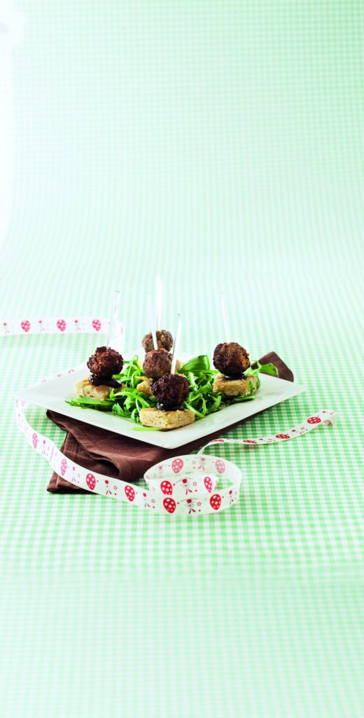 Κρεμμυδόψωμο με χοιρινά κεφτεδάκια