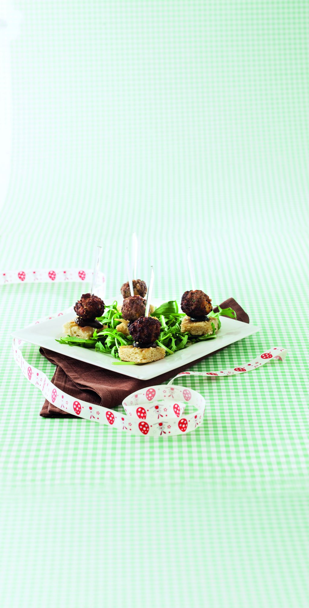 Κρεμμυδόψωμο με χοιρινά κεφτεδάκια