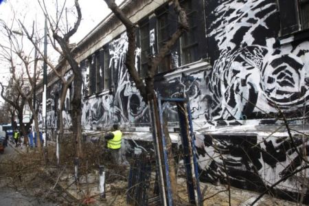 Σβήνουν τη «μουντζούρα» του Πολυτεχνείου