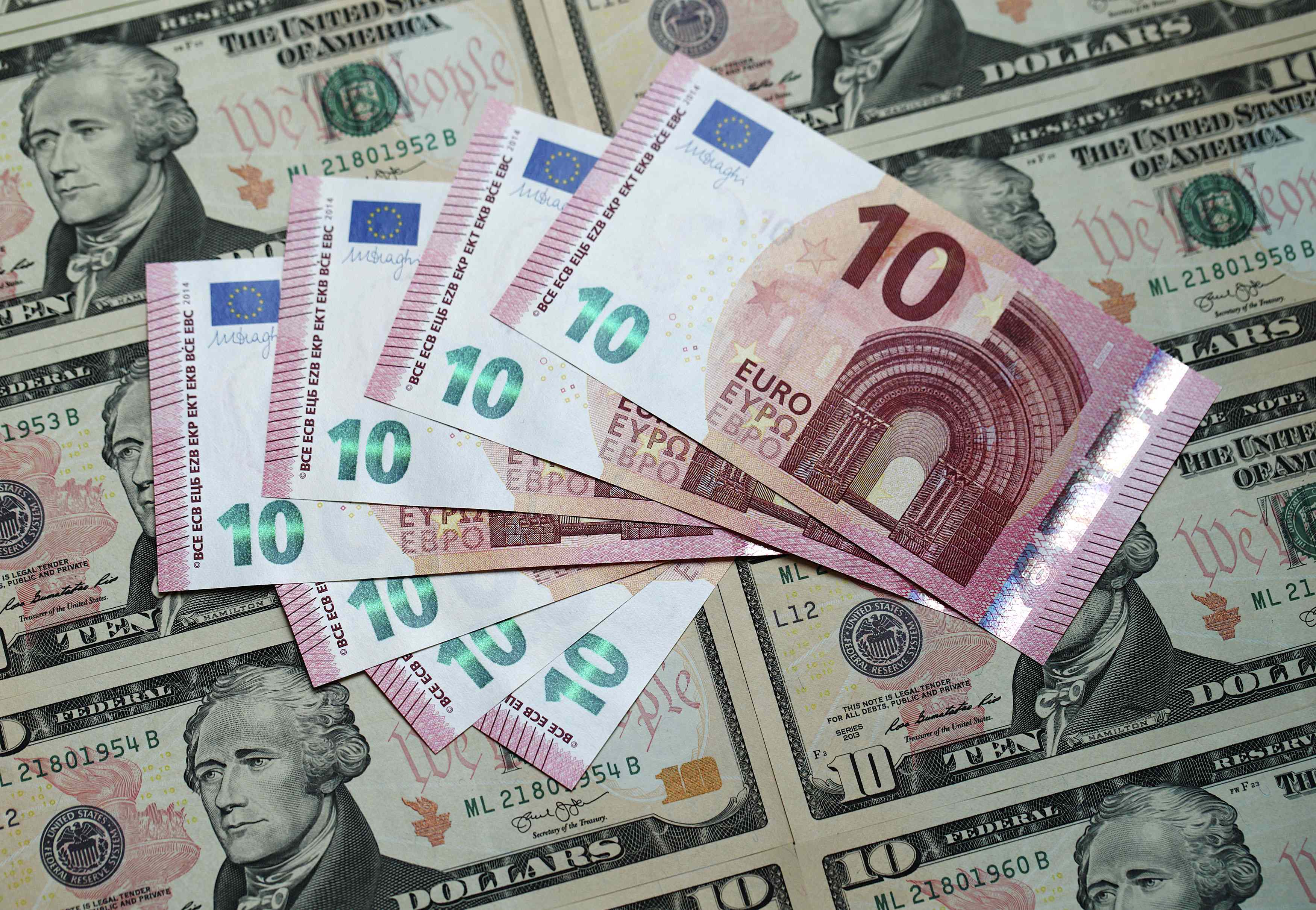 Wall Street Journal: Εγκαταλείπουν το ευρώ οι θεσμικοί επενδυτές