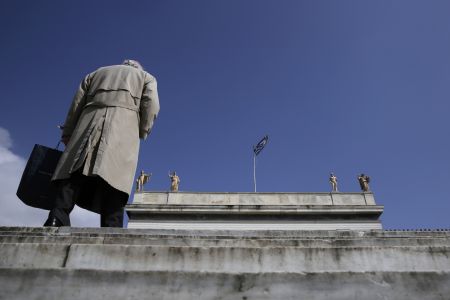 ΙΟΒΕ: Ιστορική ευθύνη όλων των εμπλεκομένων για λύση στην οικονομία