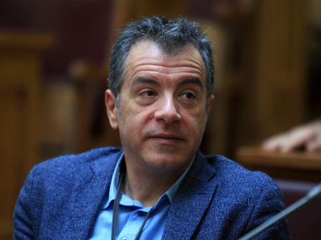 Θεοδωράκης σε FT: Στήριξη ΣΥΡΙΖΑ αρκεί η χώρα να μείνει στο ευρώ