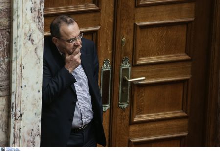 Στρατούλης: «Δεν θίγονται θεμελιωμένα δικαιώματα μητέρων με ανήλικα τέκνα»