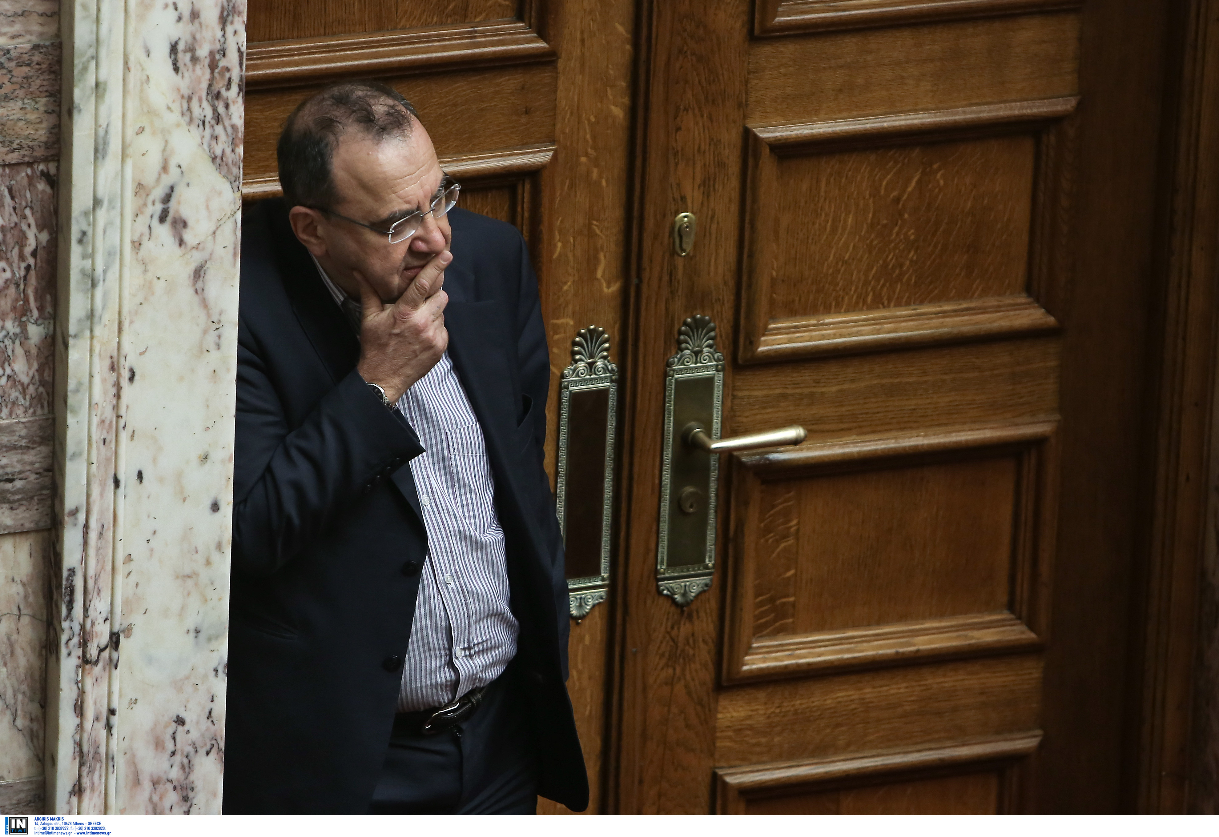 Στρατούλης: «Δεν θίγονται θεμελιωμένα δικαιώματα μητέρων με ανήλικα τέκνα»