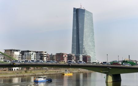 Με την απειλή του πλαφόν στις εκδόσεις εντόκων η «επταμερής»