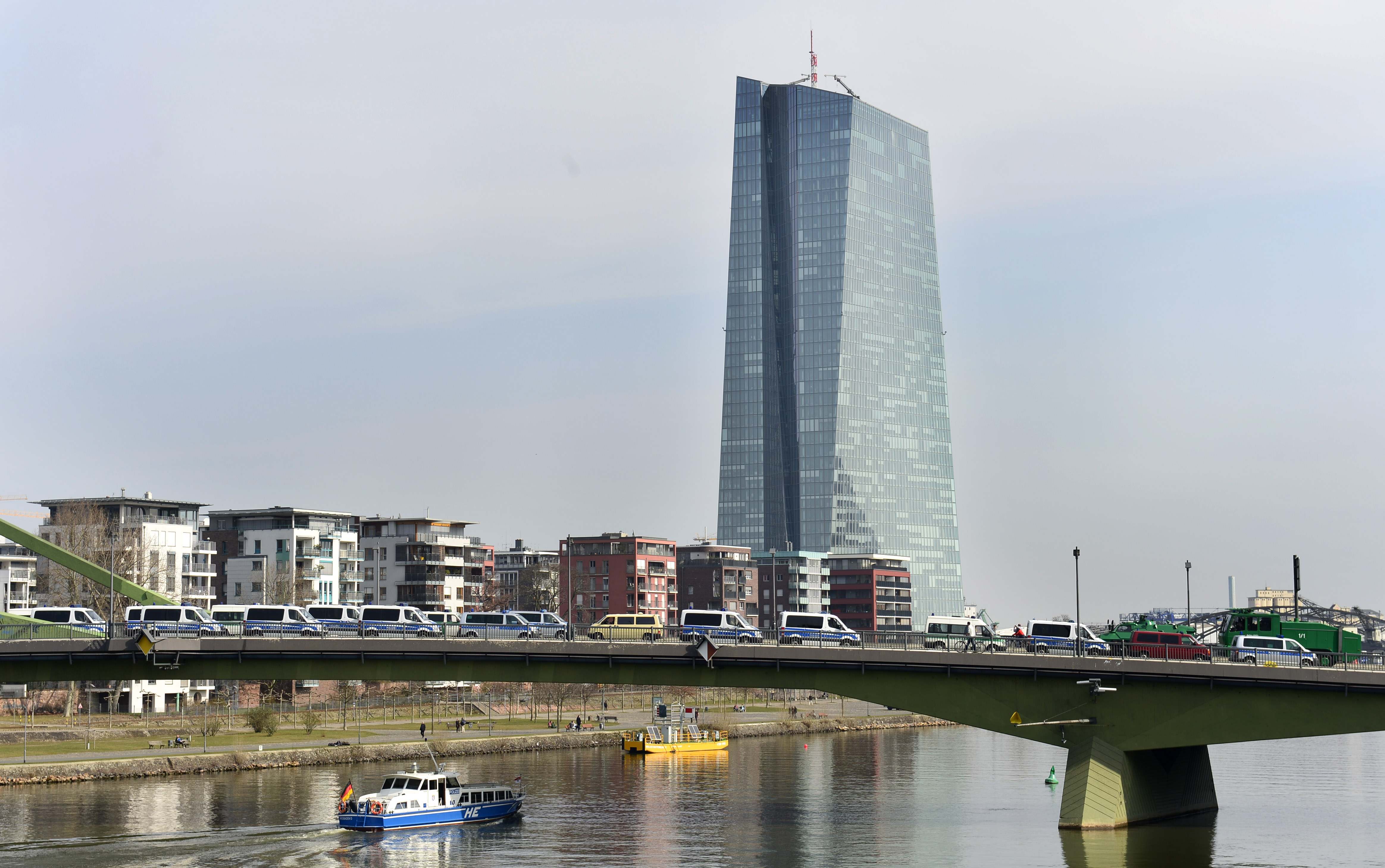 Με την απειλή του πλαφόν στις εκδόσεις εντόκων η «επταμερής»