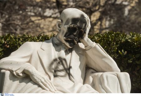 Ιδρυμα Παλαμά: Διαμαρτυρία για την βεβήλωση του αγάλματος του ποιητή