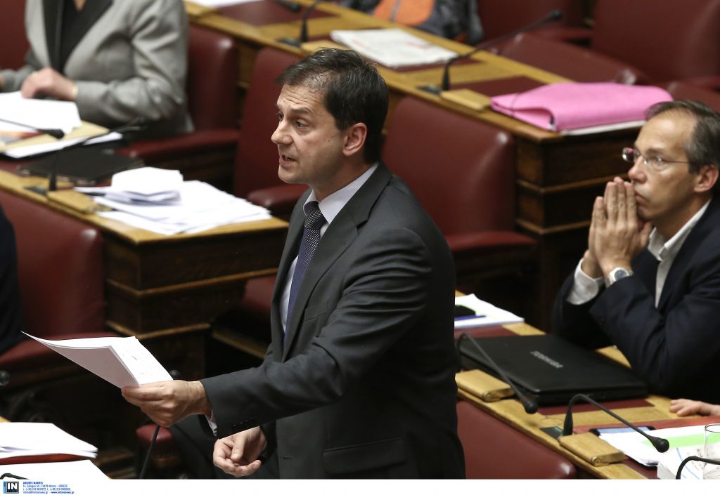 Θεοχάρης: Η κυβέρνηση ετοιμάζει τη μετάβαση της χώρας στη δραχμή