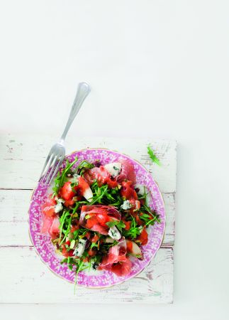 Σαλάτα με ροκφόρ και φράουλες