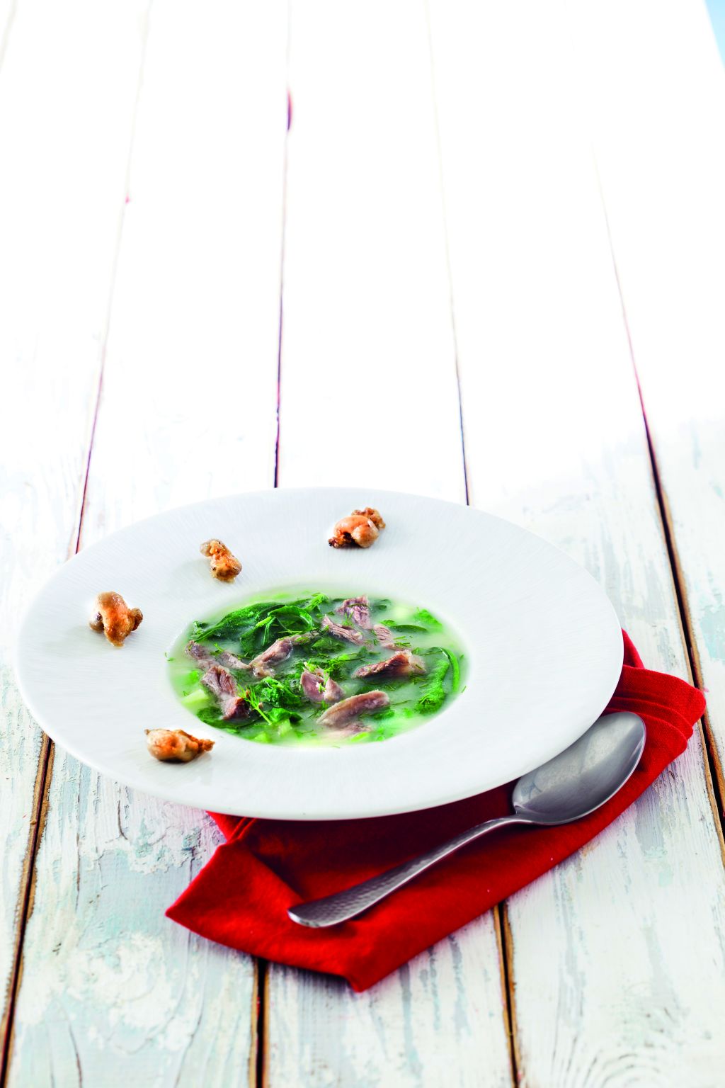 Μαγειρίτσα με μοσχαρίσια ουρά, γλυκάδια και χόρτα