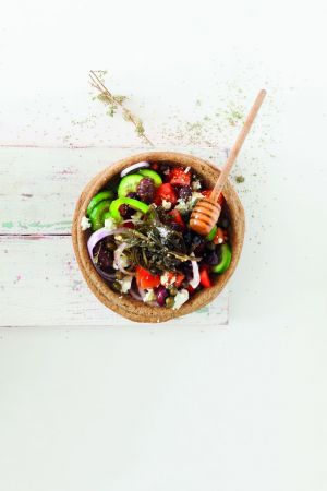 Χωριάτικη σε κρίθινο καλάθι